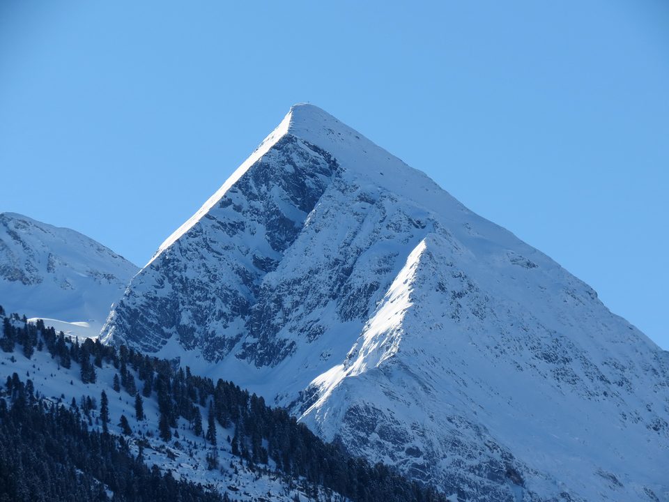Schneebedeckter Gipfel beim Höllenstein