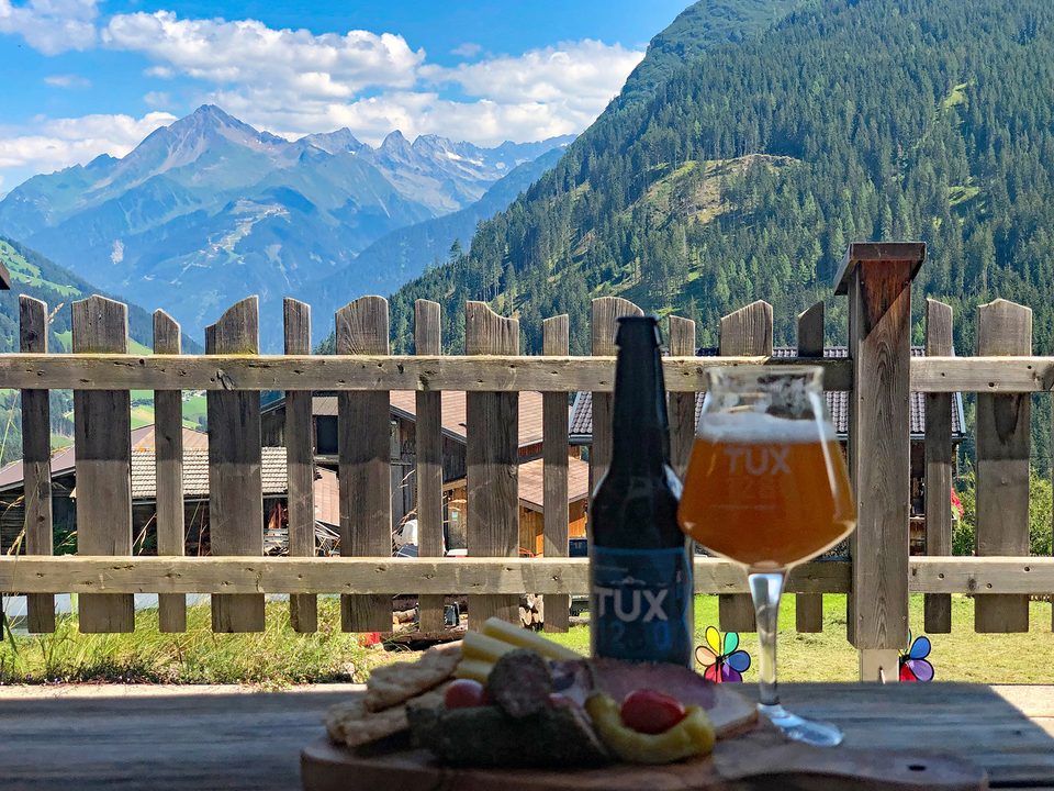 Brettljause mit Aussicht auf die Tuxer Berge