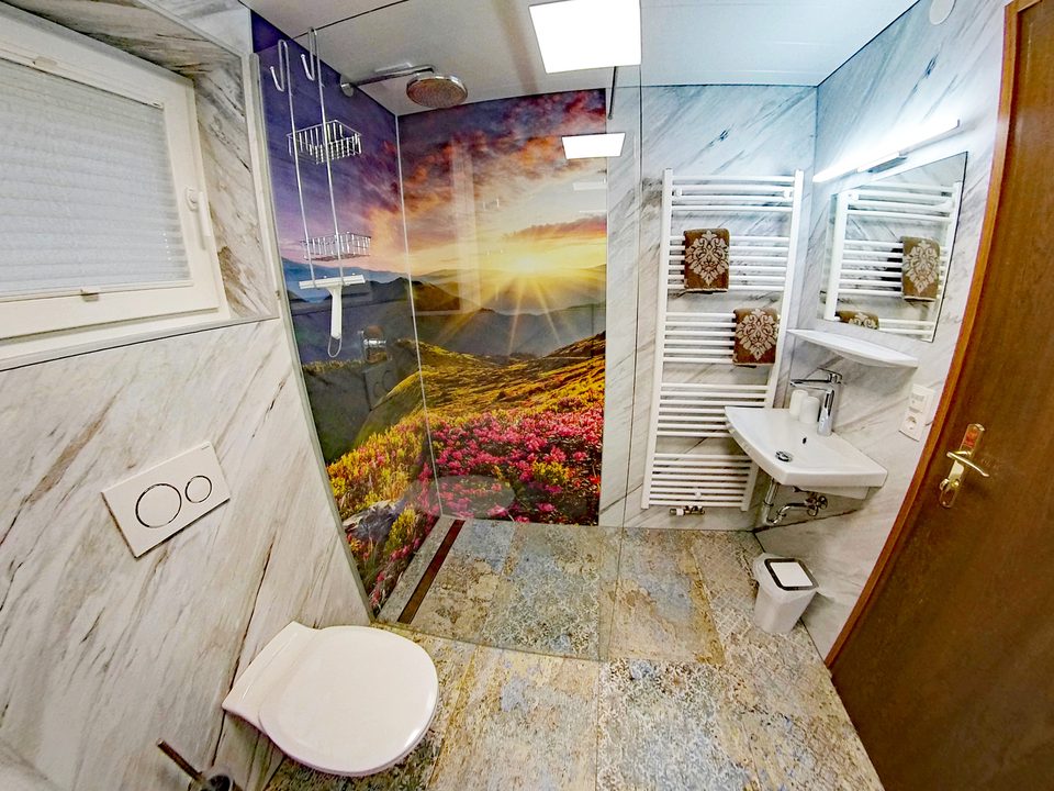 Modernes Badezimmer mit Dusche