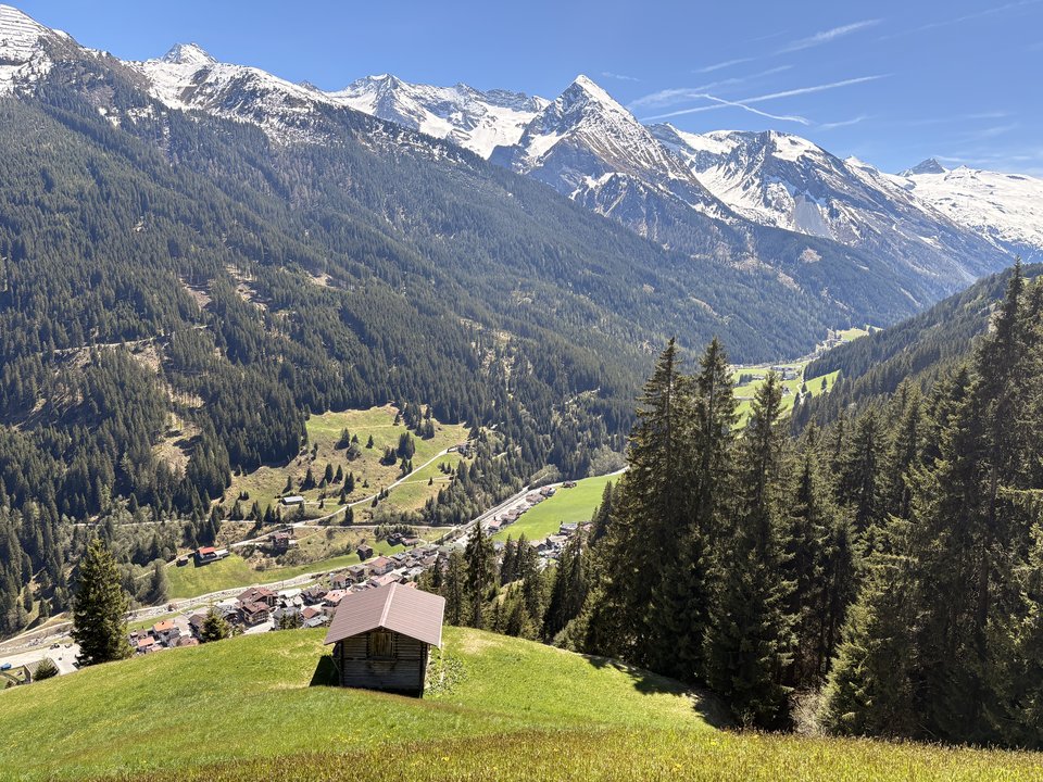 Weitblick ins Tuxertal mit Bergpanorama