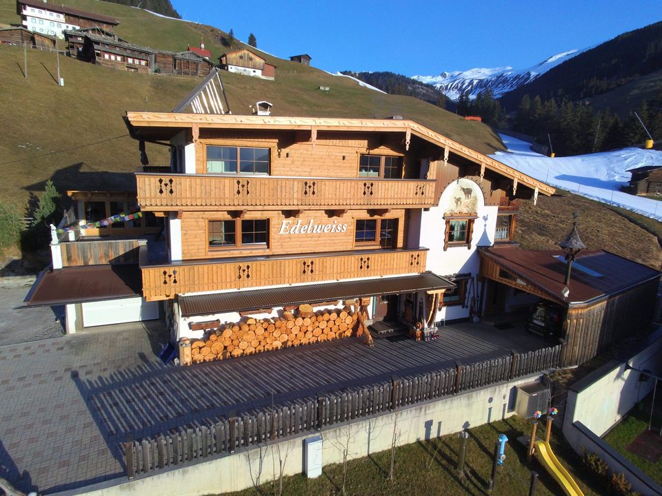 Haus Edelweiss von außen im Sommer