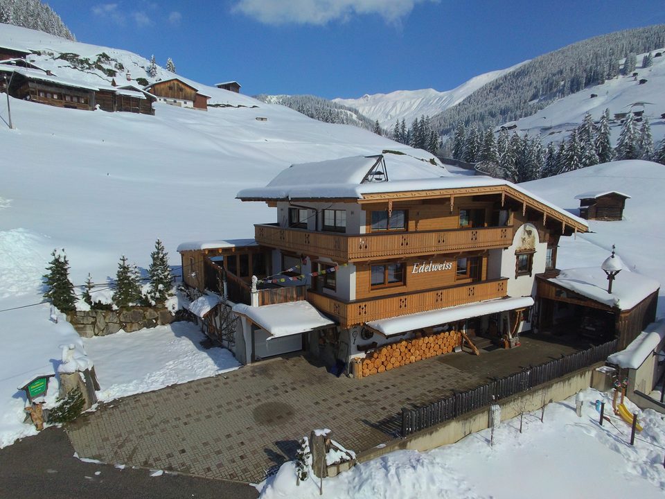 Haus Edelweiss von außen im Winter