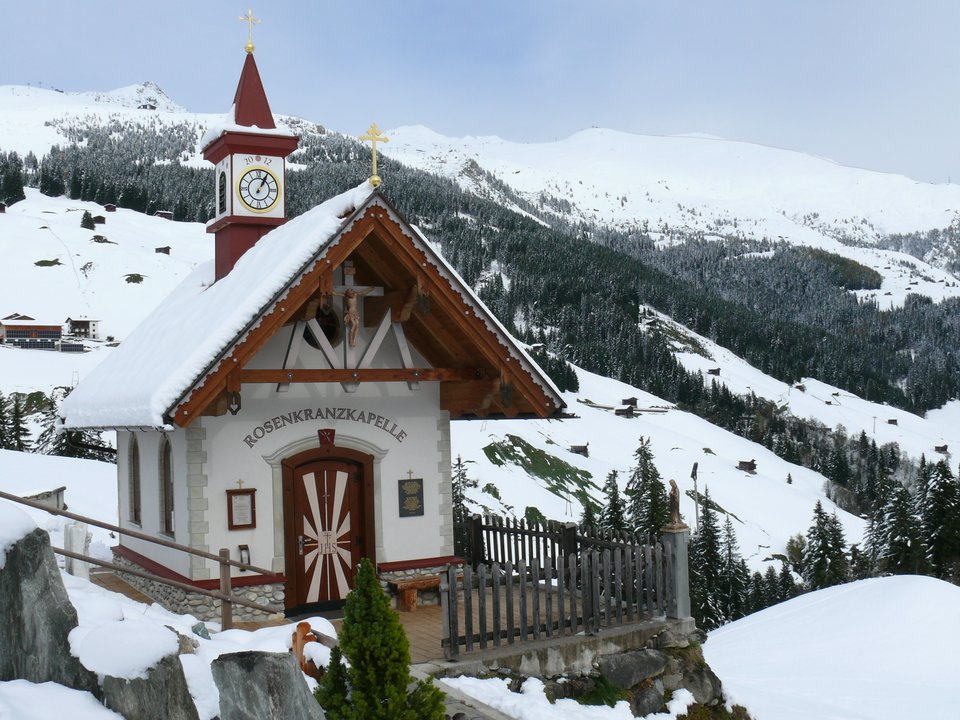 Verschneite Rosenkranzkapelle im Winter
