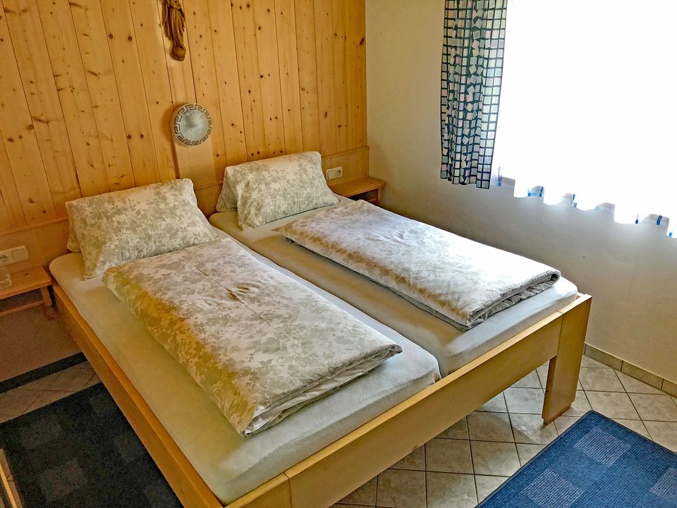Schlafzimmer mit Doppelbett