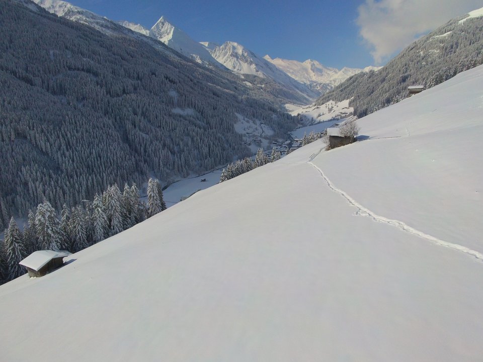 Verschneites Tuxertal von oben im Winter